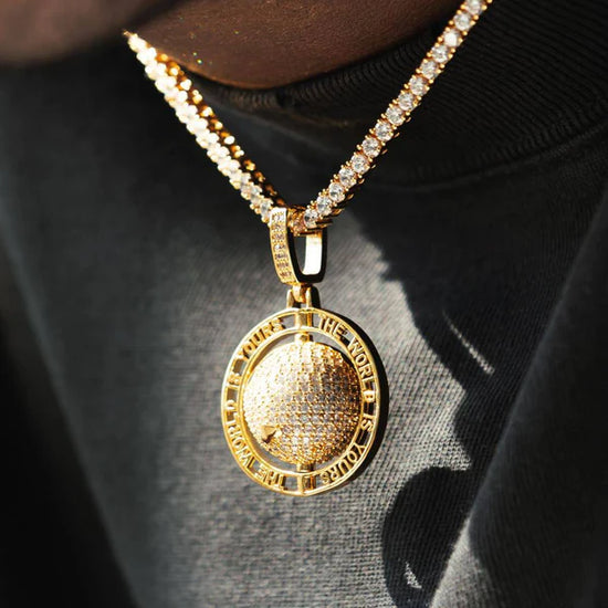 World Is Yours Pendant 18k Gold